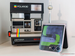 De Galaxy Z Flip5 doet qua schermoppervlakte niet onder voor zijn moderne rivalen. (Afbeelding bron: Notebookcheck)