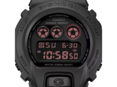 Het nieuwe Casio G-Shock x Montedio Yamagata collab model (afbeelding) is voorzien van een rood getint LCD-scherm, naast een helder wit LED-achtergrondlicht. (Afbeeldingsbron: Great G-Shock World)