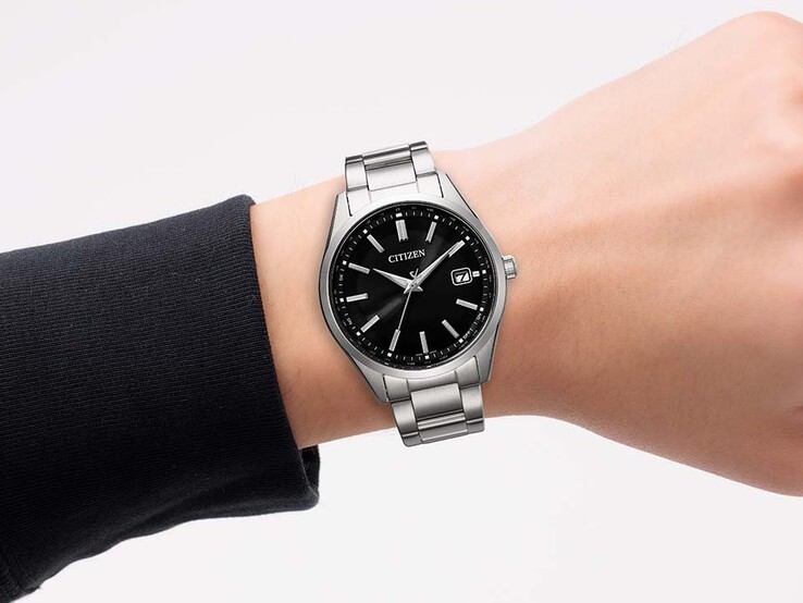 Een persoon die het Citizen-CB0300-53E-horloge met zwarte wijzerplaat om de pols draagt.