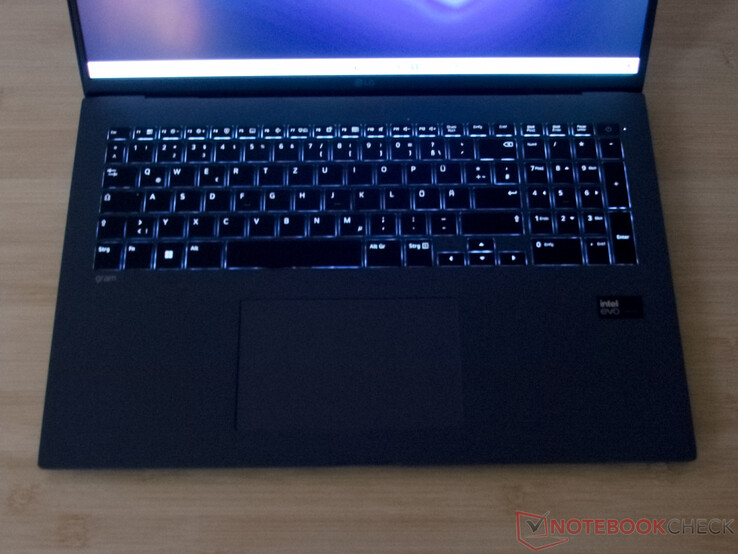 Verlicht toetsenbord en groot touchpad