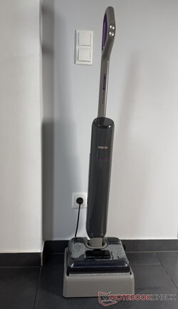 De Eureka FloorShine 830 bij zijn oplaad- en zelfreinigingsstation.