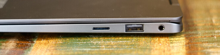 microSD-kaartlezer; USB Type-A (3.2), 3,5-mm headset-aansluiting