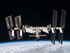 Het ISS in een baan om de aarde (Afbeeldingsbron: NASA; bijgesneden)