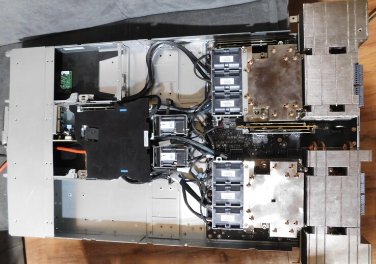 De Nvidia GH200 Grace-Hopper-aangedreven AI-server had betere dagen gekend toen hij werd verkocht. (Afbeeldingsbron: Reddit)