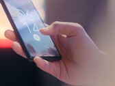 Een hand houdt een smartphone vast en ontgrendelt deze met behulp van de vingerafdruksensor op het vergrendelingsscherm.