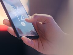 Een hand houdt een smartphone vast en ontgrendelt deze met behulp van de vingerafdruksensor op het vergrendelingsscherm.