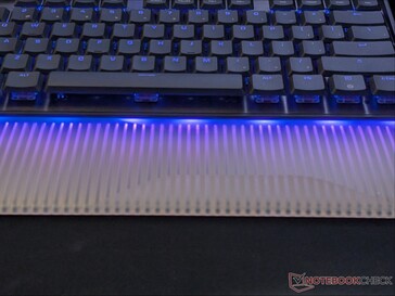 RGB-lampjes die door de matglazen siliconen muismat schijnen.