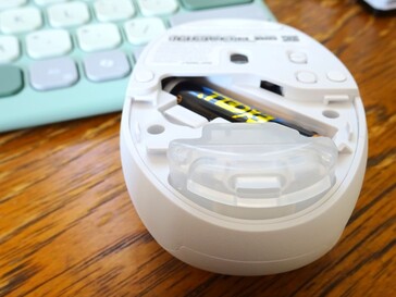 De geurflacon heeft een opening aan de achterkant. (Afbeeldingsbron: Notebookcheck)