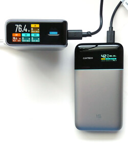 Cuktech 10 Ultra die een Cuktech 15 Air powerbank snel oplaadt.