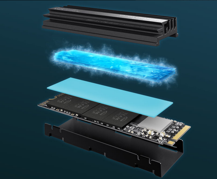 De nieuwe TEAMGROUP SSD heeft zowel een vloeistofkoelsysteem als een koellichaam. (Bron: TEAMGROUP)