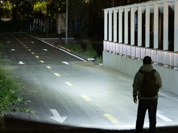 De Olight ArkPro Ultra-spotlight heeft een bereik van maximaal 205 m (673 ft.).