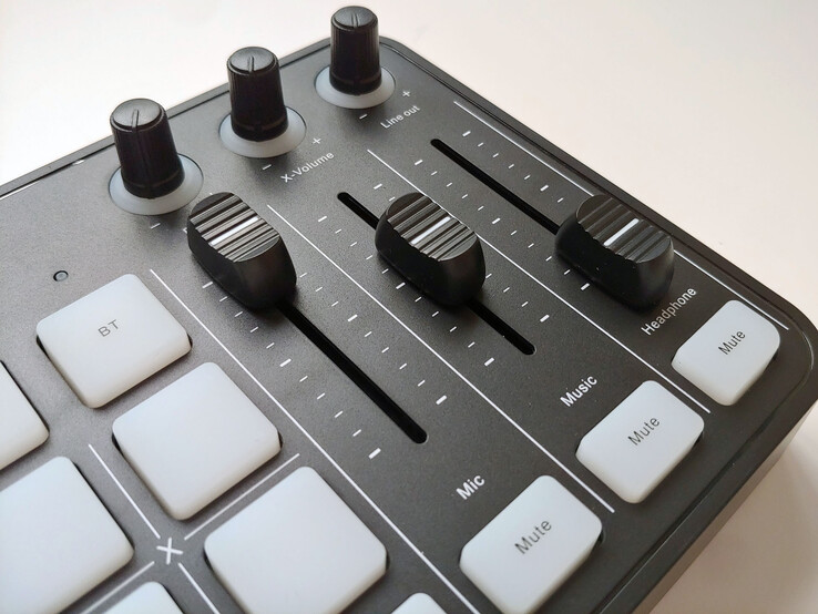 Draaiknoppen en schuifregelaars.