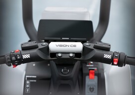 De 'cockpit' heeft een LCD-scherm en een groot aantal schakelaars op beide handgrepen (Afbeelding bron: BMW)