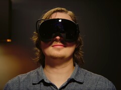 Gamer afgebeeld met een Steam Frame VR-headset