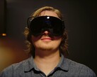 Gamer afgebeeld met een Steam Frame VR-headset