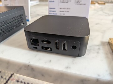 ECS Liva Z4 poorten. (Afbeeldingsbron: TechPowerUp)