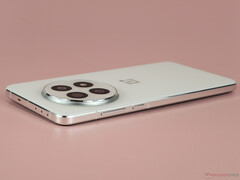 We beschouwden de OnePlus 13 als een soort 'batterij-revolutie' toen we hem vorig jaar bespraken. (Afbeeldingsbron: Notebookcheck)