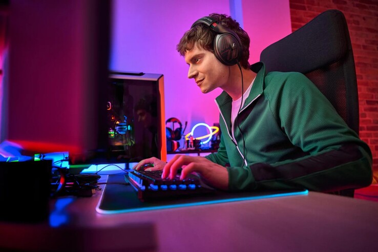 De nieuwe variant van de Sennheiser HD 620S-hoofdtelefoon is overal voorzien van rode accenten.