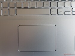 Asus VivoBook 17: Het nauwkeurige Clickpad meet 10,5 x 7,4 mm (~4,1 x 2,9 in)