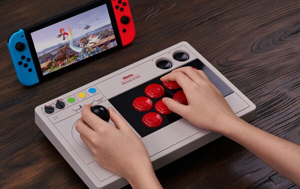 De 8BitDo Arcade Stick aangesloten op een Nintendo Switch. (Afbeeldingsbron: 8BitDo)