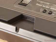 Kabelkanaal, OS- en connectiviteitsschakelaars en dongle-opslag. 