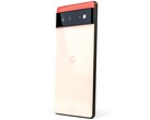 Achterzijde van de Google Pixel 6 met het G-logo en de zwarte camerabalk
