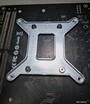 De achterkant van een van de printplaten, precies waar de Intel SoC van de laptop zich bevindt
