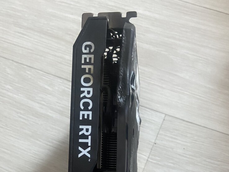 Bovenaanzicht van gesmolten backplate van een EmTek StormX Dual RTX 4060 Ti GPU. (Afbeeldingsbron: user_634494 op Quasar Zone)