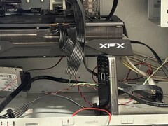 Een Reddit-gebruiker ondersteunt de grafische kaart in zijn pc met een oude Nokia 6124 Classic. (Afbeeldingsbron: u/bulochklem via Reddit)