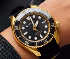 Seiko's nieuwe Prospex Muay Thai limited-edition horloge, om de pols afgebeeld met een zwarte rubberen band. (Afbeelding bron: @SeikoLeaks op YouTube)