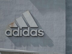 Adidas-logo op een bedrijfsmuur (Beeldbron: H&amp;amp;CO/Pexels)
