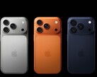 Drie Apple iPhone 17 Pro-toestellen in zilver, oranje en donkerblauw (Afb. bron: Apple)