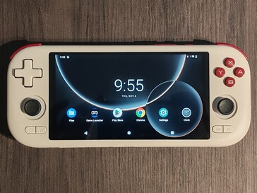 De gebruikelijke bedieningselementen zijn allemaal aanwezig, hoewel de richtingsgevoelige pad niet tot de beste in zijn klasse behoort (Afbeeldingsbron: Notebookcheck)