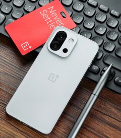De OnePlus 13T is een van de premium compacte telefoons die in China verkrijgbaar zijn, maar niet wereldwijd. (Afbeelding Bron: Flying Bun op Weibo)