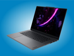 De nieuwste Yoga Pro 9 van Lenovo heeft zijn numerieke toetsenblok verloren, maar is voorzien van een haptisch trackpad.