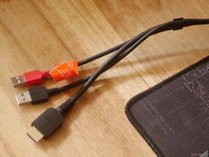 De Huion Kamvas 16 Gen 3-in-1 kabel heeft kabelkammen om alles netjes te houden