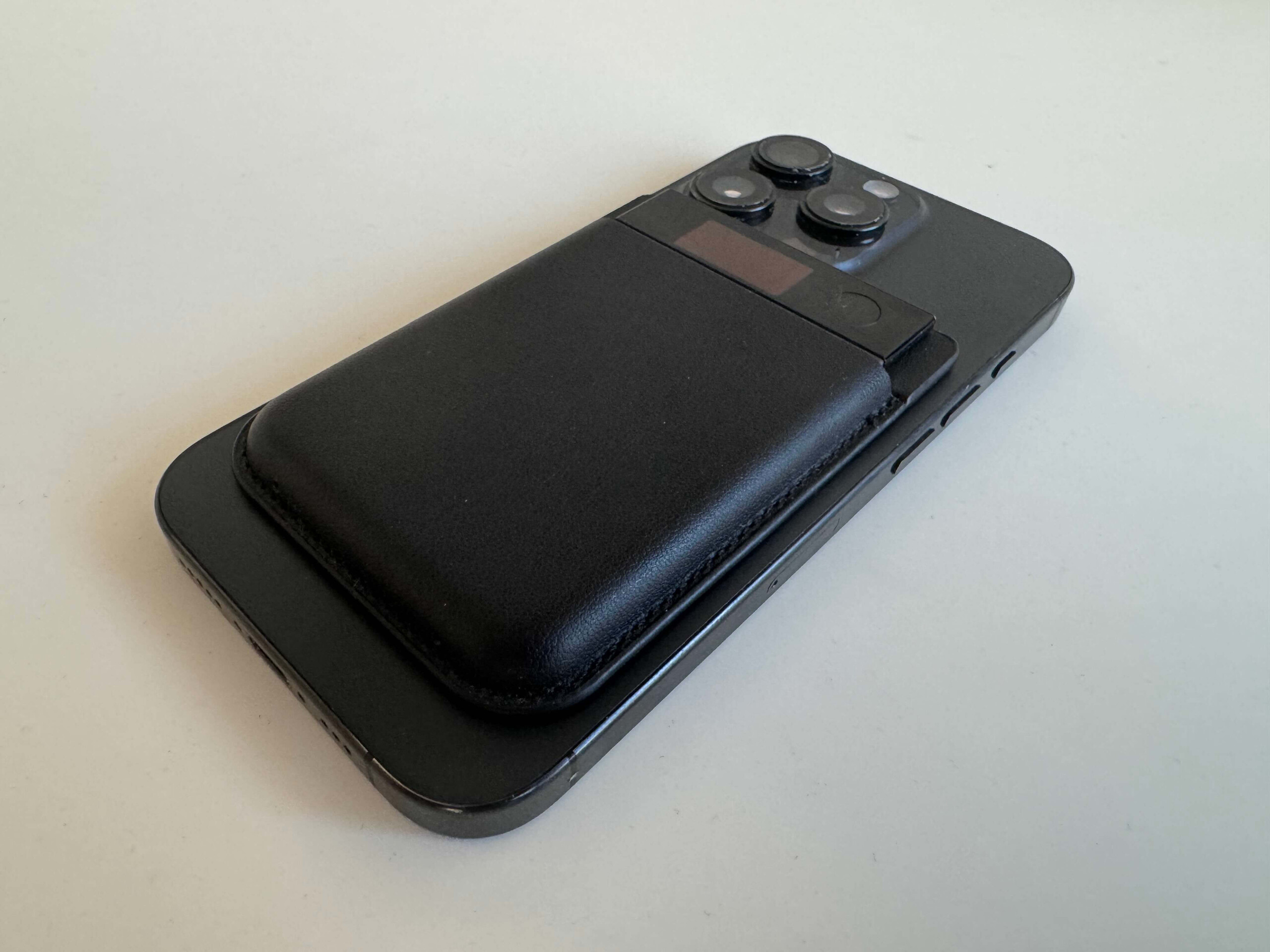 De Plaud Note Pro kan aan de iPhone worden bevestigd met de meegeleverde magnetische hoes.