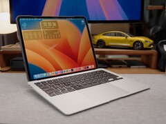 De op maat gemaakte &quot;iPadBook&quot; met een M4 iPad Pro bevestigd op een MacBook Air basis, waarop macOS draait via Sidecar. (Afbeelding bron: 舒灿ShuCanTech via YouTube)