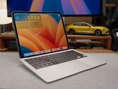 De op maat gemaakte "iPadBook" met een M4 iPad Pro bevestigd op een MacBook Air basis, waarop macOS draait via Sidecar. (Afbeelding bron: 舒灿ShuCanTech via YouTube)