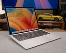 De op maat gemaakte "iPadBook" met een M4 iPad Pro bevestigd op een MacBook Air basis, waarop macOS draait via Sidecar. (Afbeelding bron: 舒灿ShuCanTech via YouTube)