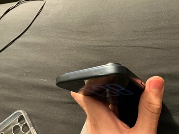 Een andere iPhone 17 Pro ingedeukt in een Spigen hoesje. (Afbeeldingsbron: u/ChakiWRLD)