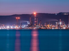 Verlichte olieraffinaderij bij nacht met felle lampen. (Afbeeldingsbron: Selim Şengül via Pexels)