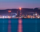 Verlichte olieraffinaderij bij nacht met felle lampen. (Afbeeldingsbron: Selim Şengül via Pexels)