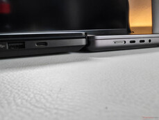 ProArt (links) vs. MacBook Pro (rechts) (bron: Notebookcheck)