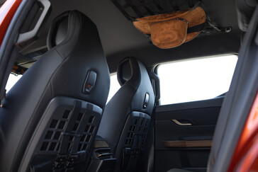 Het interieur van de Fisker Alaska zit boordevol riempjes en alternatieve opbergmogelijkheden voor bagage. (Afbeelding bron: Fisker)