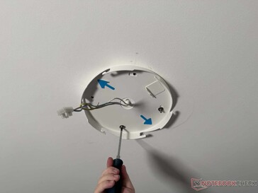 Boor gaten, schroef de montageplaat aan het plafond vast...