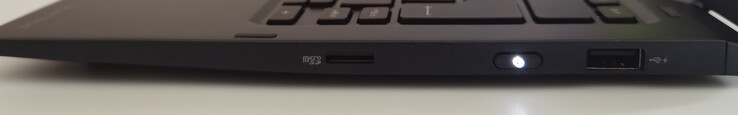 Links: MicroSD-lezer, aan/uit-knop, 1x USB-A 3.2 Gen1