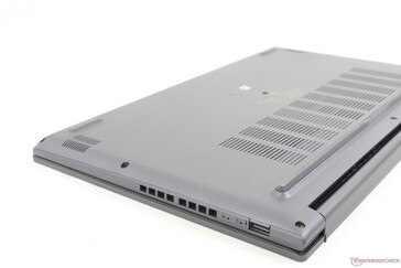 Het ontwerp mist de verchroomde afwerking en donkerblauwe glans van de ZenBook-serie