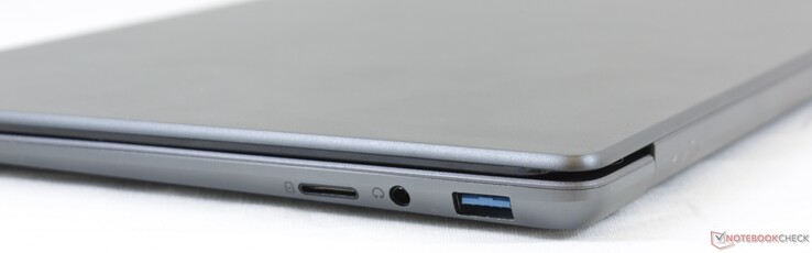 Rechterkant: MicroSD kaartlezer, 3.5 mm audio, USB 3.0