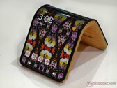 Het Motorola Adaptive Display Concept ondersteunt meerdere houdingen, waaronder de tentstand. (Afbeeldingsbron: Notebookcheck)